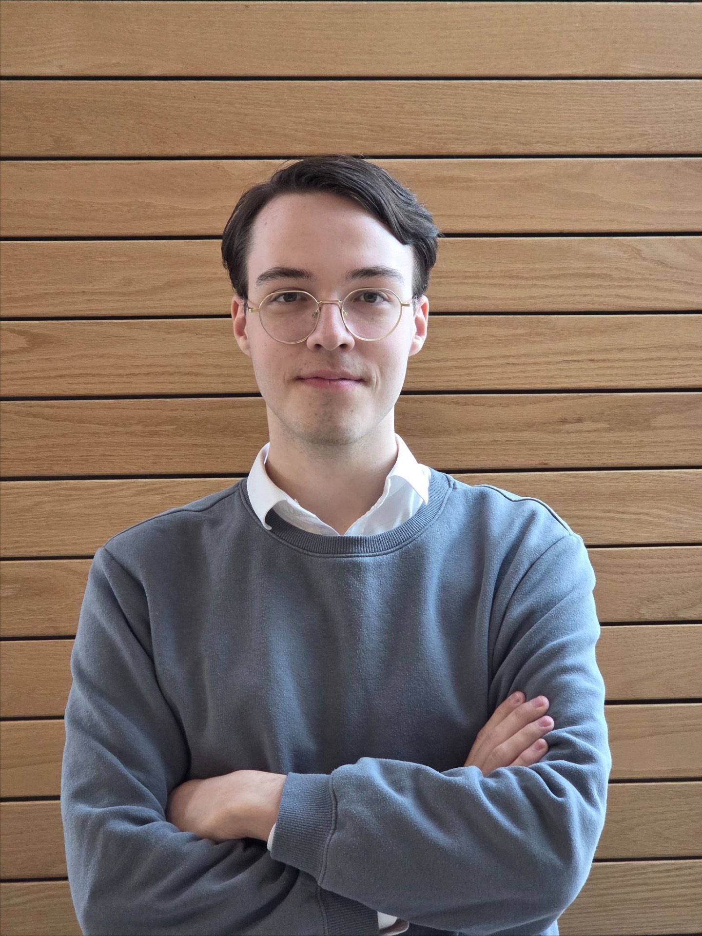 Porträtt av Maurits framför en träpanel