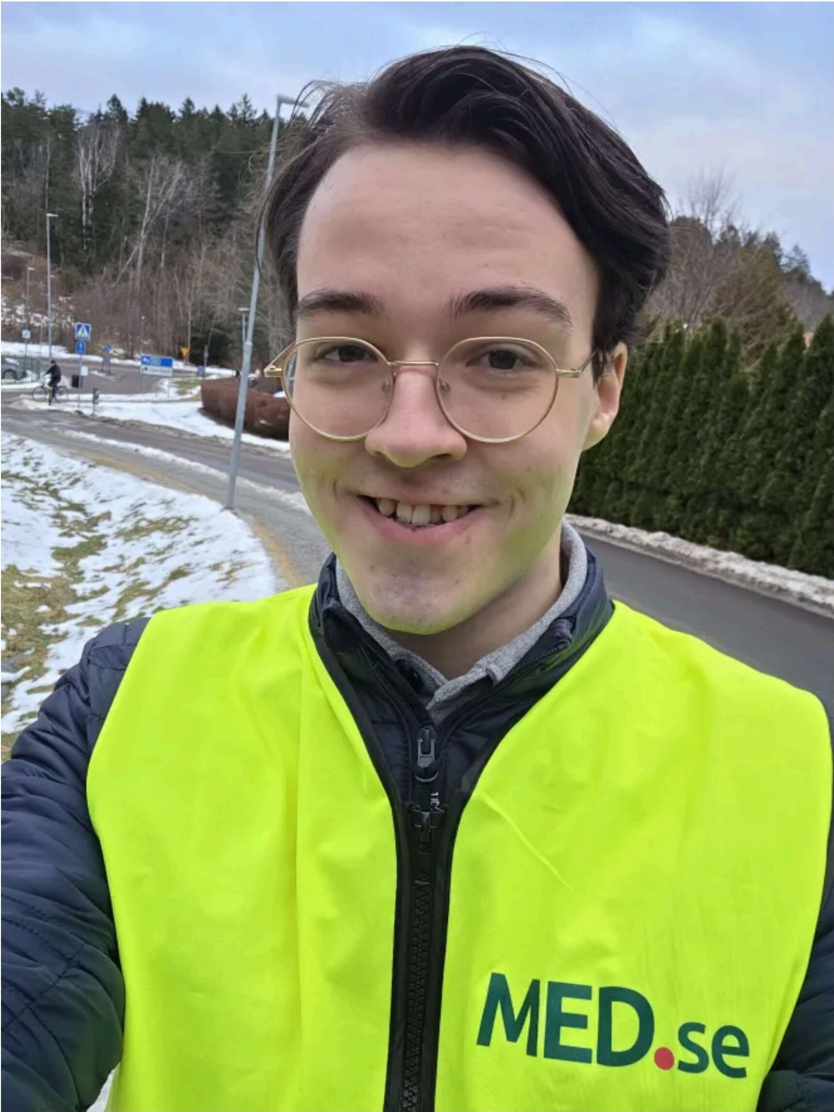 Maurits ute i snö med MED-väst